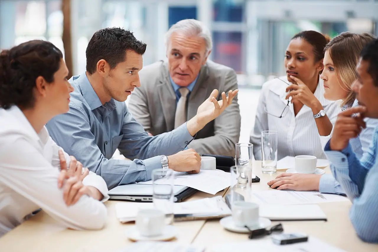 Equipa reunida num espaço de trabalho profissional