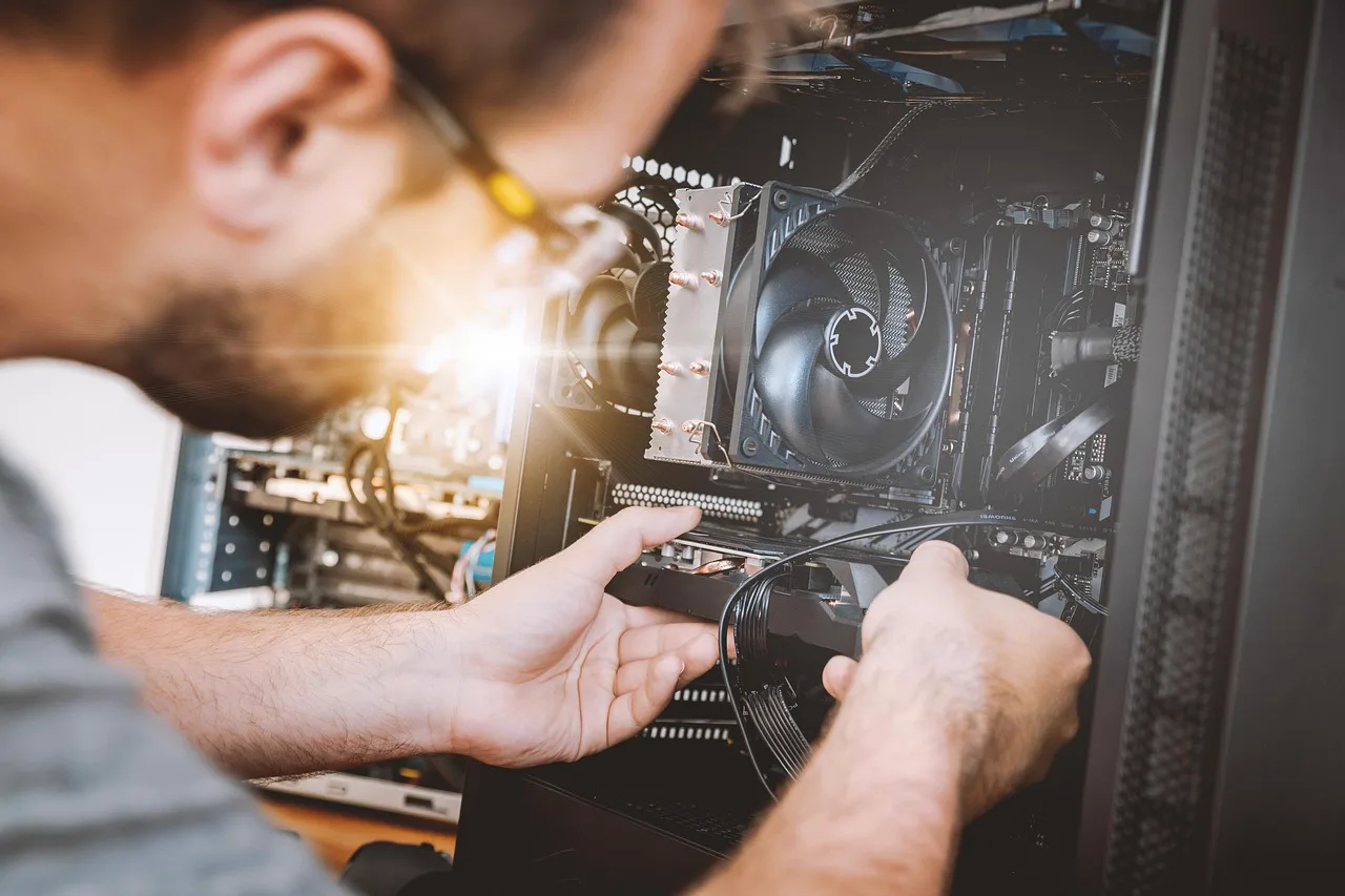 Intervenção técnica nos componentes de um computador