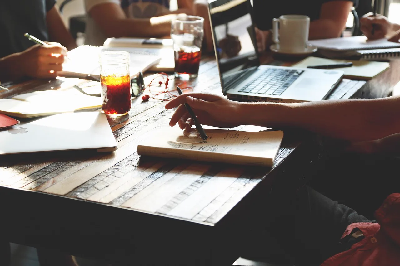 Reunião de trabalho sobre tecnologia e estratégia