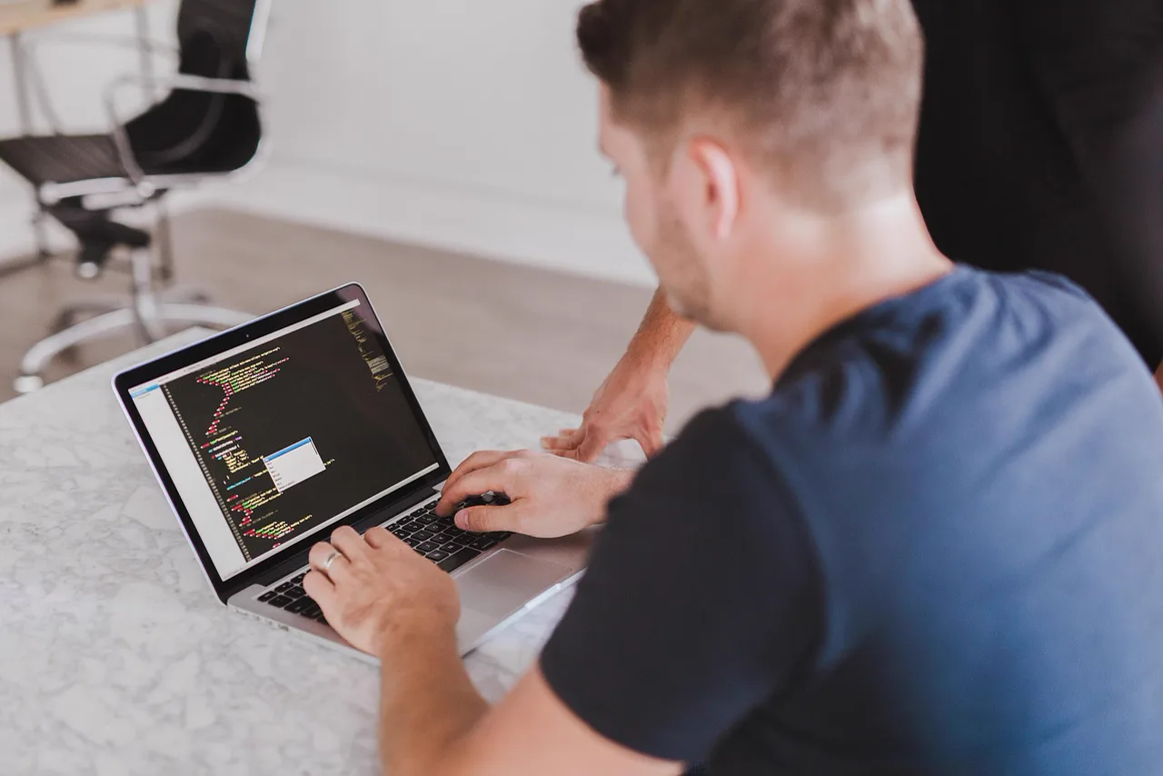 Código num computador portátil durante um trabalho de programação